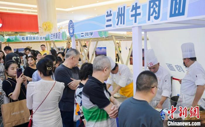 5月11日，“醉美玉如意·感恩幫扶情”甘肅(天津)文創非遺市集和特色美食展示活動在天津舉行。(天津市文旅局供圖)