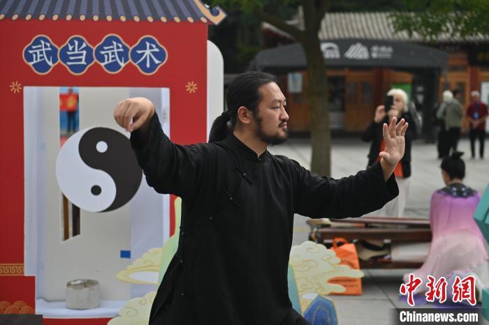 7月14日，甘肅省平涼市崆峒山景區內，武當玄武派傳承人展示武當武術。7月13日至14日，“2024年北京體育大學第十五屆國際武術比賽交流大會暨首屆崆峒山國際武術大會”舉行，大會也在崆峒山景區進行問道崆峒、武術高級研修班、崆峒拜師等系列活動。中新社記者 李亞龍 攝</p>
<p>