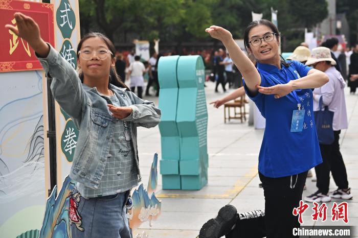 7月14日，甘肅省平涼市崆峒山景區內，霍氏練手拳傳承人、霍元甲玄孫女霍靜虹(右)教授武術愛好者霍氏練手拳。7月13日至14日，“2024年北京體育大學第十五屆國際武術比賽交流大會暨首屆崆峒山國際武術大會”舉行，大會也在崆峒山景區進行問道崆峒、武術高級研修班、崆峒拜師等系列活動。中新社記者 李亞龍 攝</p>
<p>