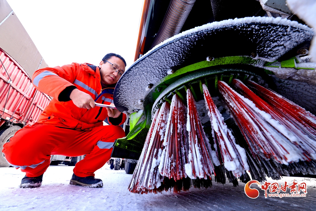 隴拍客|山丹：頂風冒雪保暢通